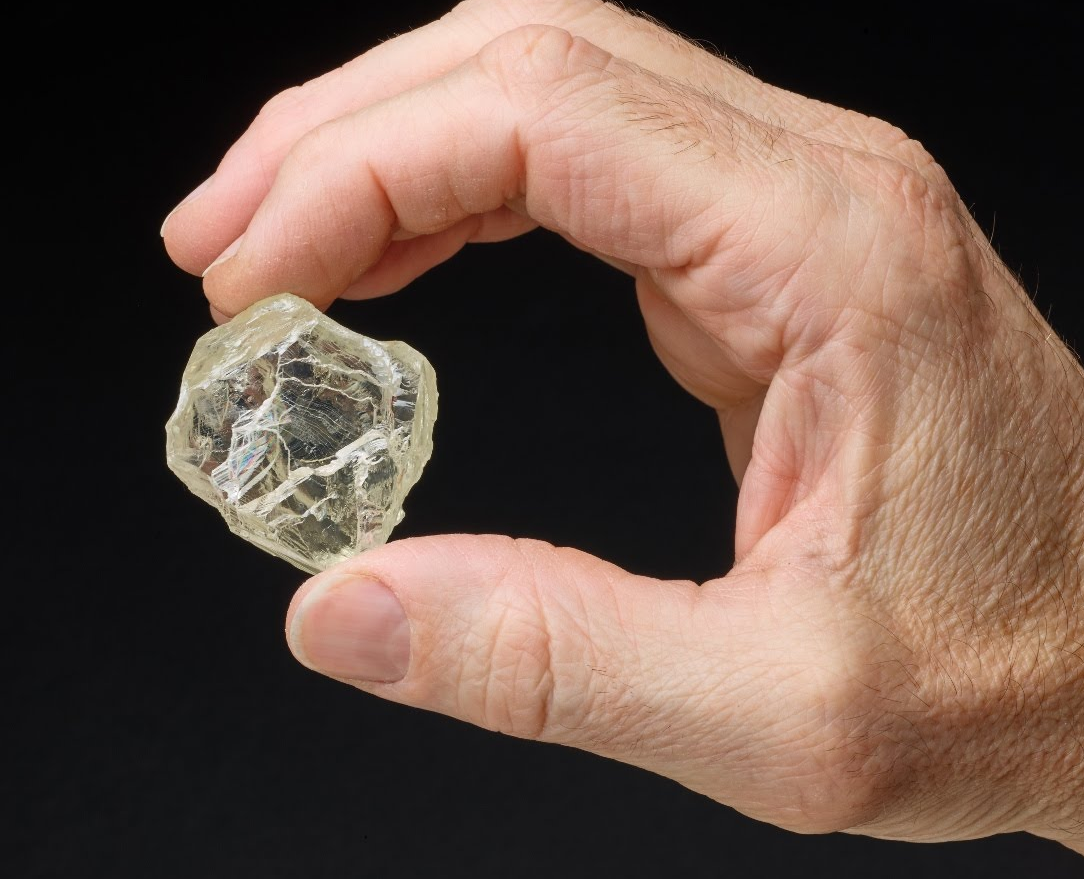 Жизнь бриллианта. Алмаз неограненный камень. Алмаз самородок. Алмаз в природе неограненный. Камень самородок Алмаз.