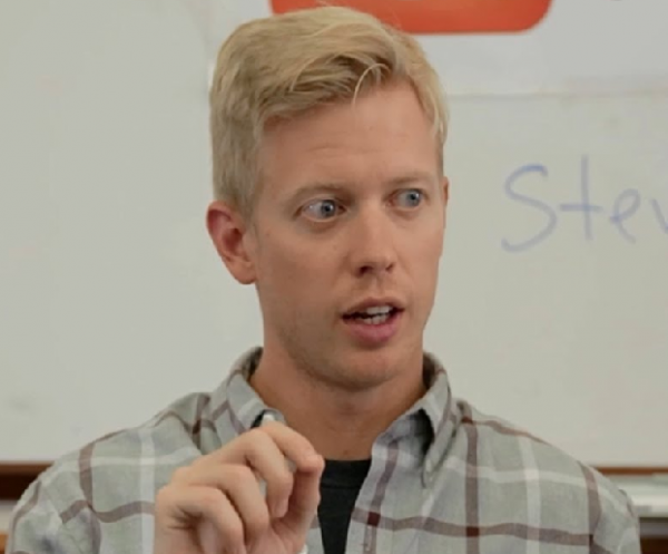 Steve Huffman has apologized for editing mentions that bashed him with regards to a controversy involving Hilary Clinton. (YouTube)