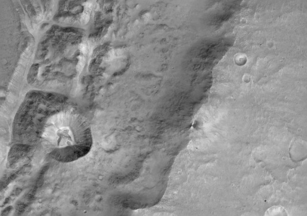 Close-up of the rim of a large unnamed crater north of a crater named Da Vinci, situated near the Mars equator. (ESA/Roscosmos/ExoMars/CaSSIS/UniBE)
