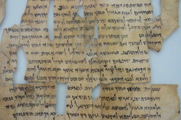 Evidence Suggests Some Dead Sea Scrolls were Stolen, Archaeologists Believe