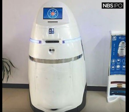 China debuted its very first police robot in Zhengzhou East Railway Station in Henan Province.