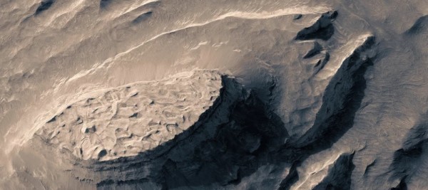 Jan Fröjdman created a stunning video simulating a 3-D flight over Mars based on real images taken by NASA's Mars orbiter. (Jan Fröjdman/Vimeo)