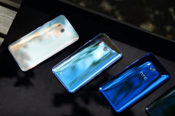  Newly unveiled HTC U11 showcasing different color option and camera design. 