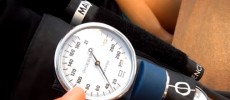 A person is manually measuring a blood pressure.