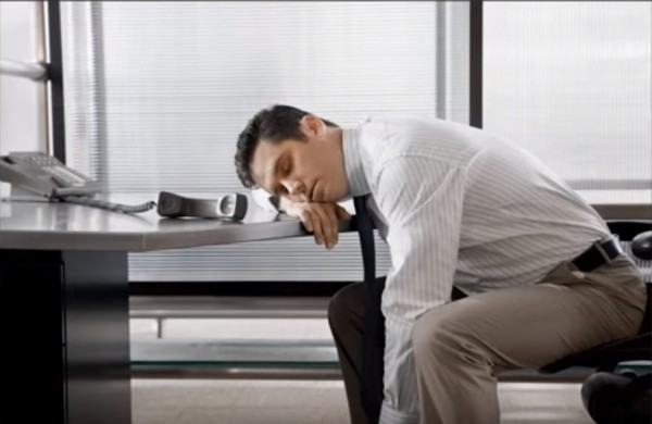 An employee sleeps during his work (YouTube)