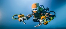 OceanOne, a new humanoid robotic diver from Stanford, explores a 17th century shipwreck. 