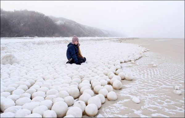 Villagers from Nyda near the Arctic Circle found these round snowballs by the beach. (Facebook)